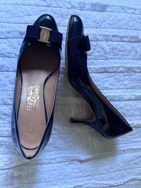 Salvatore Ferragamo Vara Bow Patent Leather Pumps in Oxford Blue